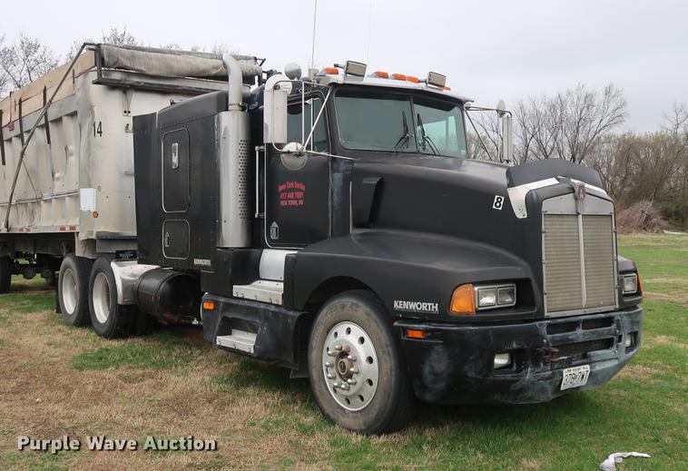 image for item DF3629 1987 Kenworth T600 semi truck
