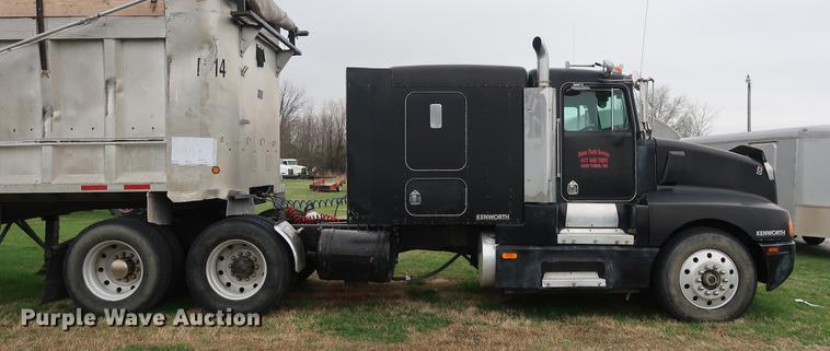 image for item DF3629 1987 Kenworth T600 semi truck