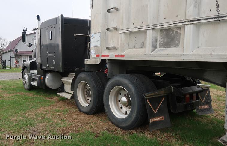 image for item DF3629 1987 Kenworth T600 semi truck