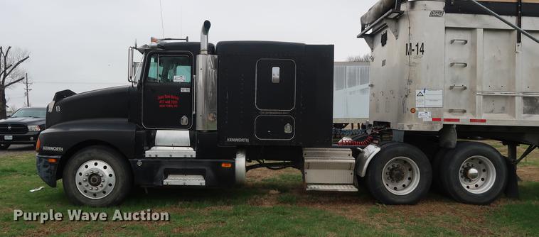 image for item DF3629 1987 Kenworth T600 semi truck