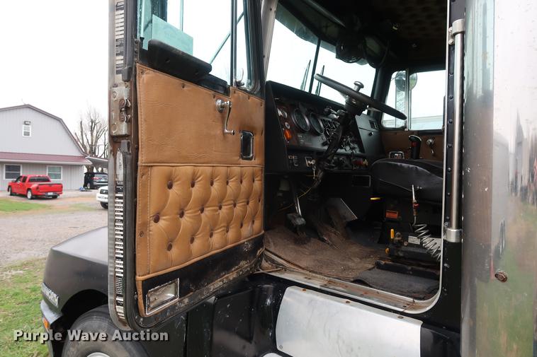 image for item DF3629 1987 Kenworth T600 semi truck