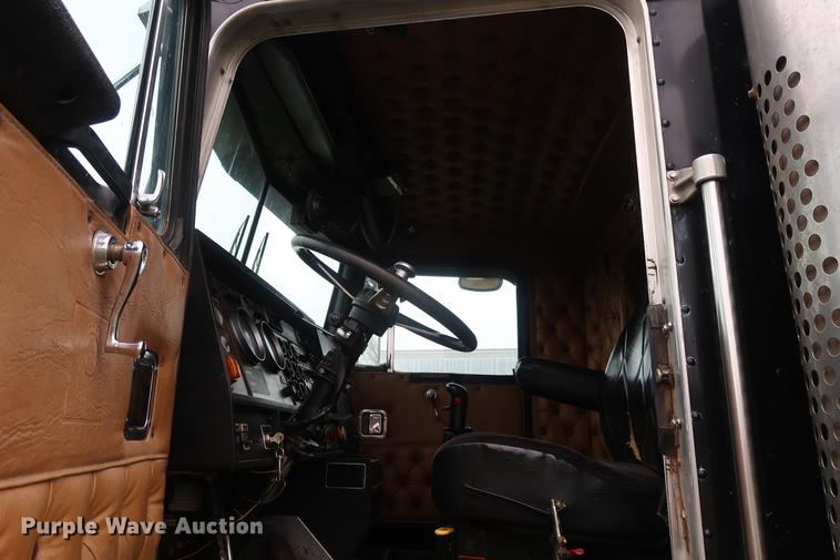 image for item DF3629 1987 Kenworth T600 semi truck