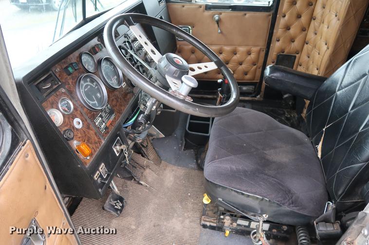 image for item DF3629 1987 Kenworth T600 semi truck