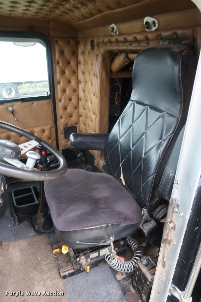 image for item DF3629 1987 Kenworth T600 semi truck