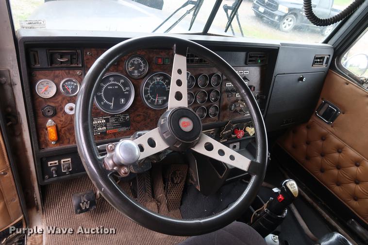 image for item DF3629 1987 Kenworth T600 semi truck