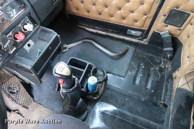 image for item DF3629 1987 Kenworth T600 semi truck