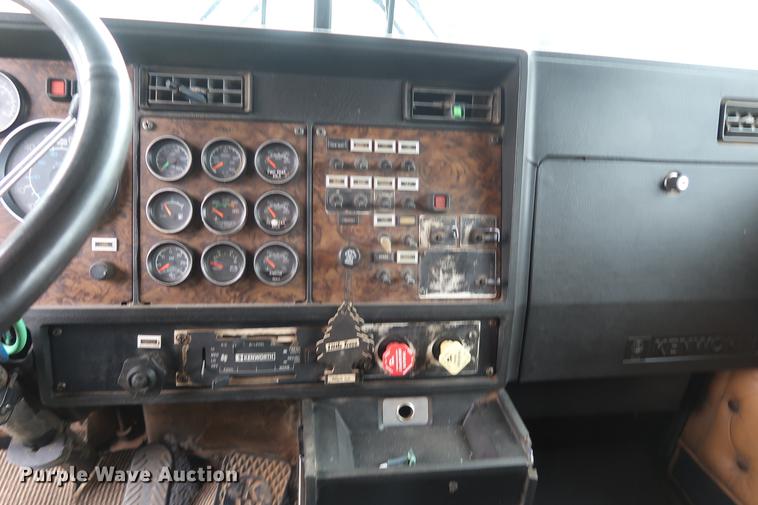 image for item DF3629 1987 Kenworth T600 semi truck
