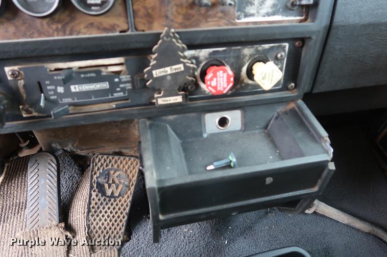 image for item DF3629 1987 Kenworth T600 semi truck