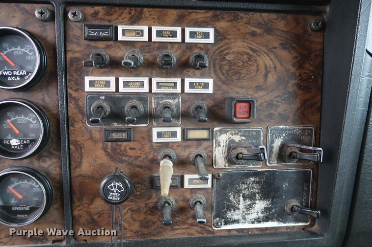 image for item DF3629 1987 Kenworth T600 semi truck