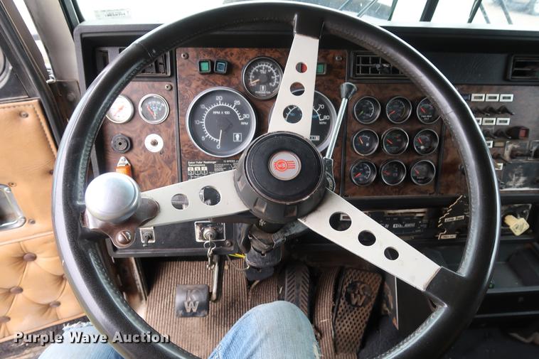 image for item DF3629 1987 Kenworth T600 semi truck