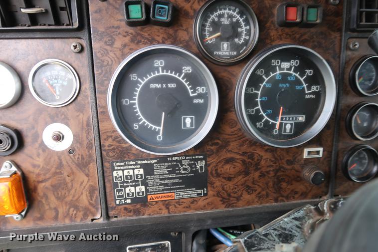 image for item DF3629 1987 Kenworth T600 semi truck