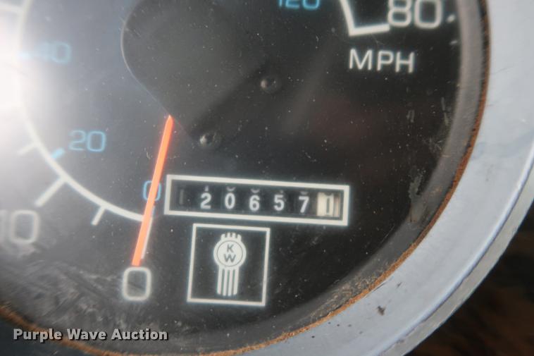 image for item DF3629 1987 Kenworth T600 semi truck