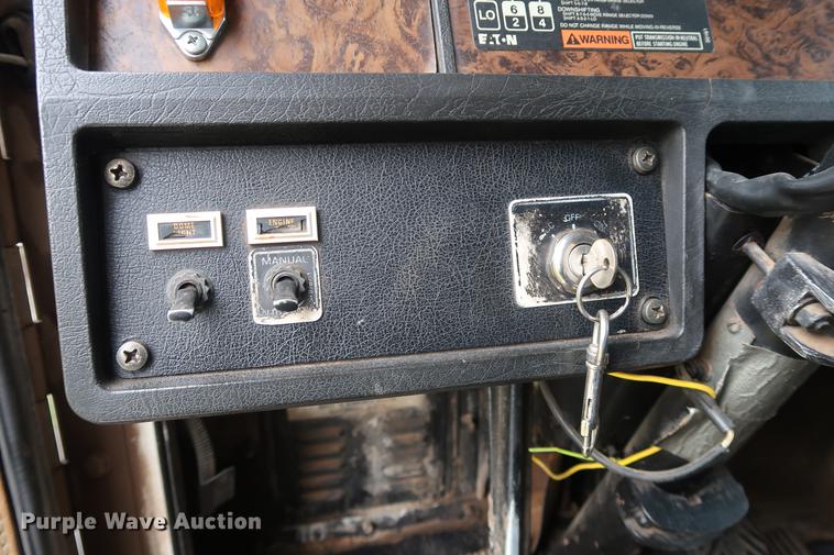 image for item DF3629 1987 Kenworth T600 semi truck