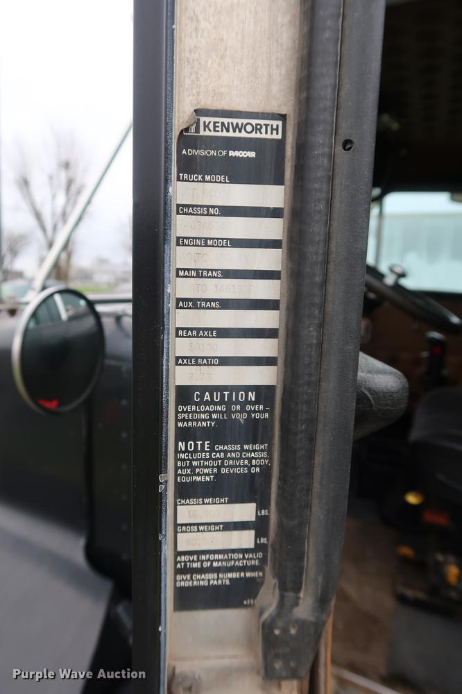 image for item DF3629 1987 Kenworth T600 semi truck