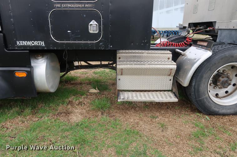 image for item DF3629 1987 Kenworth T600 semi truck