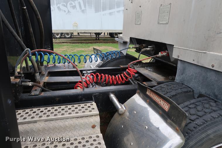 image for item DF3629 1987 Kenworth T600 semi truck