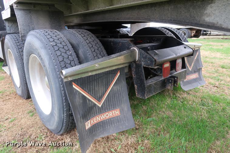 image for item DF3629 1987 Kenworth T600 semi truck