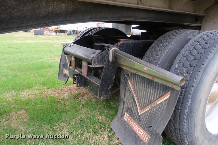 image for item DF3629 1987 Kenworth T600 semi truck