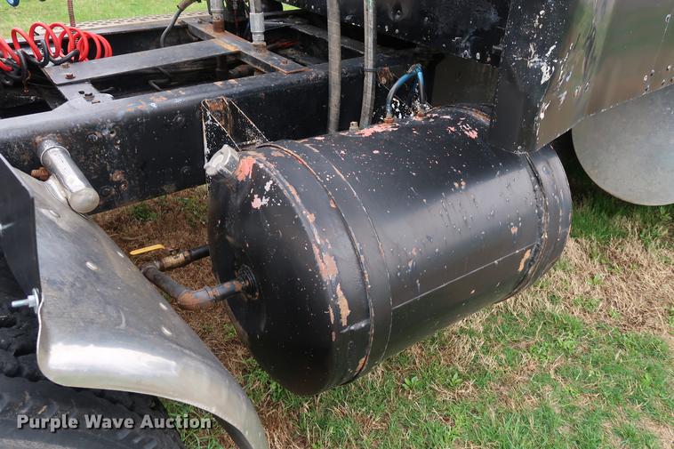 image for item DF3629 1987 Kenworth T600 semi truck