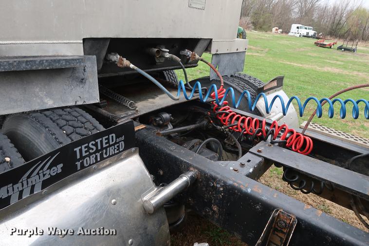 image for item DF3629 1987 Kenworth T600 semi truck