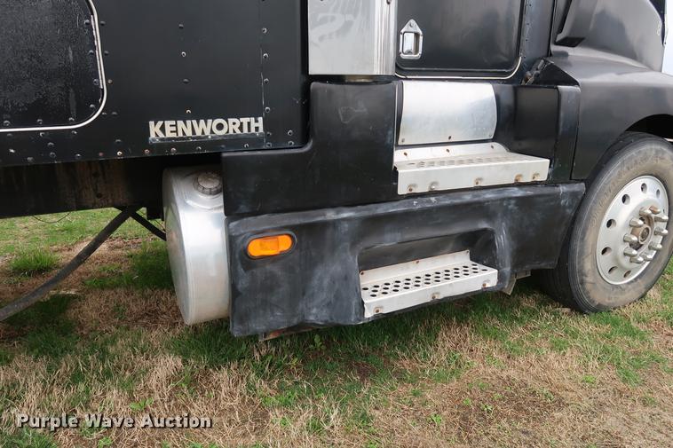 image for item DF3629 1987 Kenworth T600 semi truck