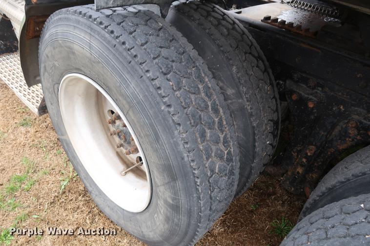 image for item DF3629 1987 Kenworth T600 semi truck