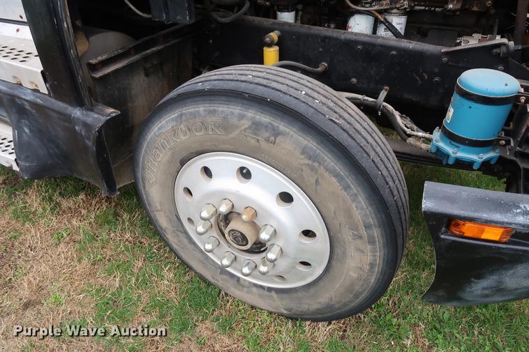 image for item DF3629 1987 Kenworth T600 semi truck