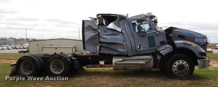 image for item DK9891 2010 Peterbilt 384 semi truck
