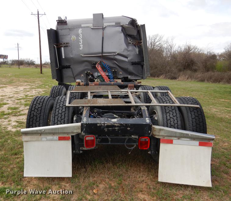 image for item DK9891 2010 Peterbilt 384 semi truck