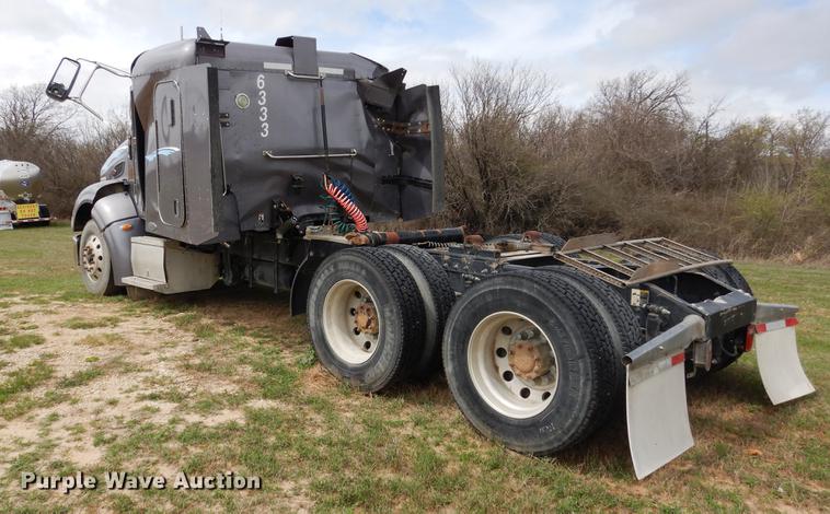image for item DK9891 2010 Peterbilt 384 semi truck