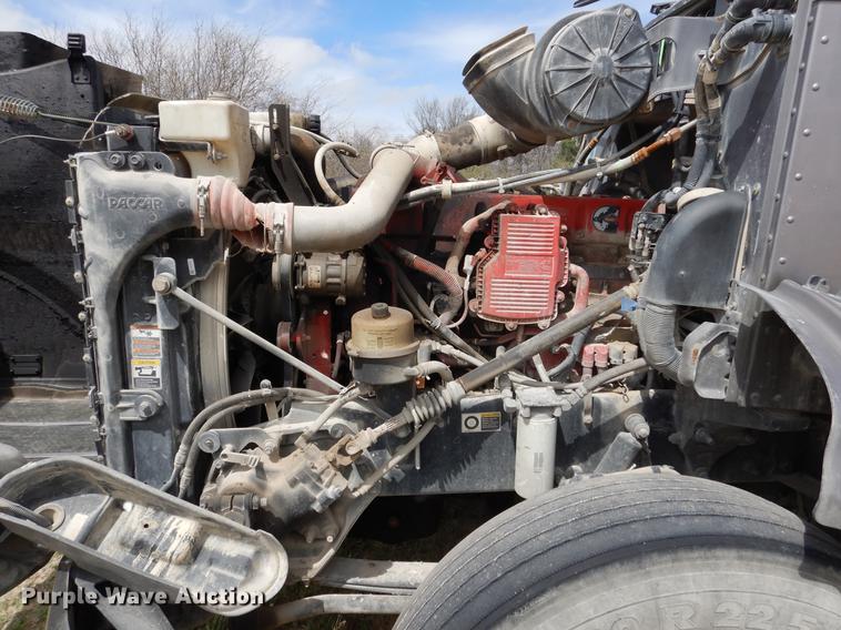 image for item DK9891 2010 Peterbilt 384 semi truck