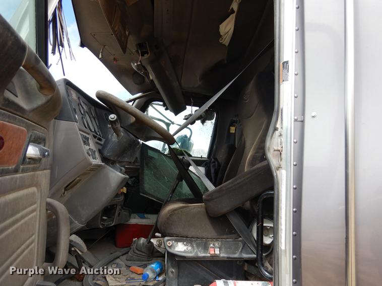 image for item DK9891 2010 Peterbilt 384 semi truck