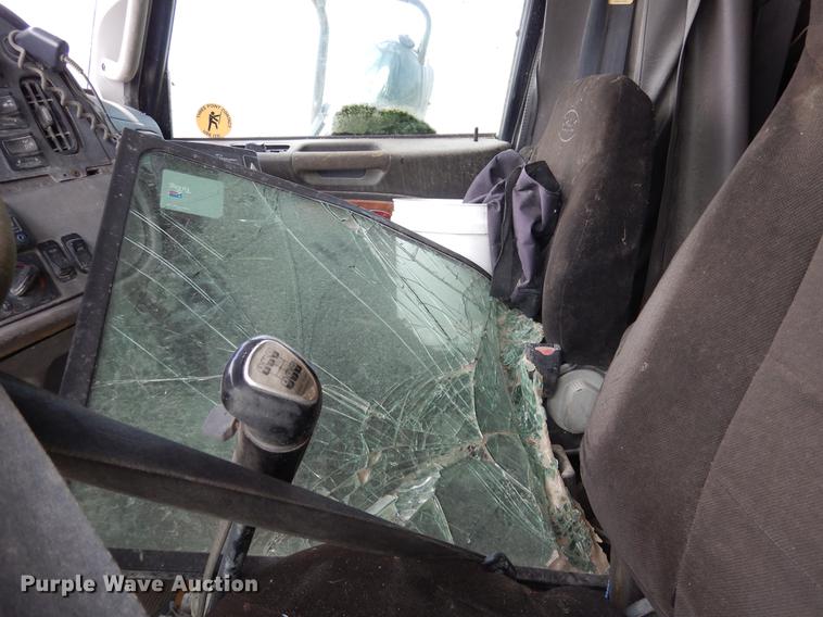 image for item DK9891 2010 Peterbilt 384 semi truck