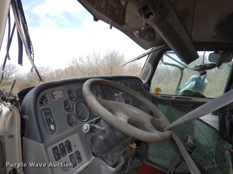 image for item DK9891 2010 Peterbilt 384 semi truck