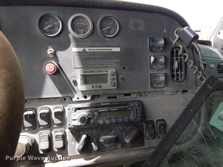 image for item DK9891 2010 Peterbilt 384 semi truck