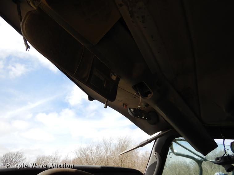 image for item DK9891 2010 Peterbilt 384 semi truck