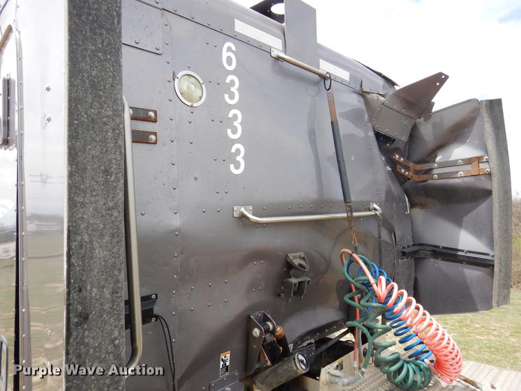 image for item DK9891 2010 Peterbilt 384 semi truck