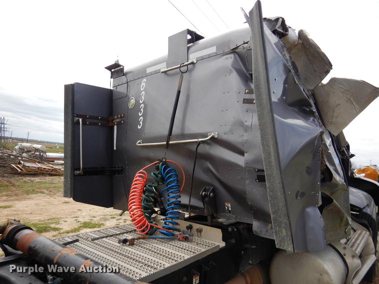 image for item DK9891 2010 Peterbilt 384 semi truck