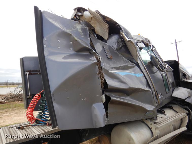 image for item DK9891 2010 Peterbilt 384 semi truck