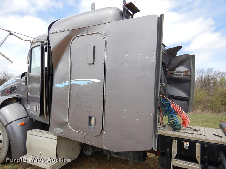 image for item DK9891 2010 Peterbilt 384 semi truck