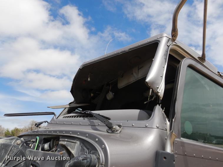 image for item DK9891 2010 Peterbilt 384 semi truck