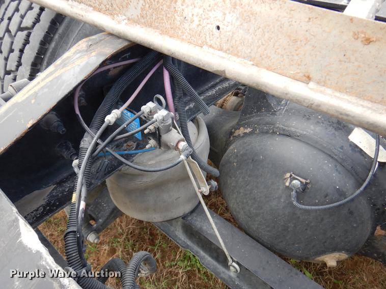 image for item DK9891 2010 Peterbilt 384 semi truck