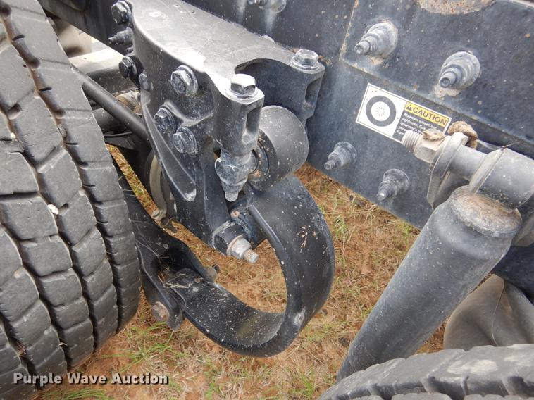 image for item DK9891 2010 Peterbilt 384 semi truck