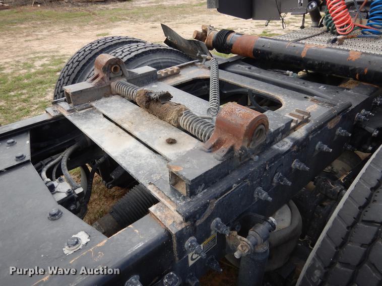 image for item DK9891 2010 Peterbilt 384 semi truck