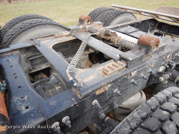 image for item DK9891 2010 Peterbilt 384 semi truck