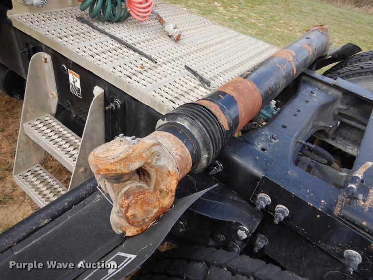 image for item DK9891 2010 Peterbilt 384 semi truck