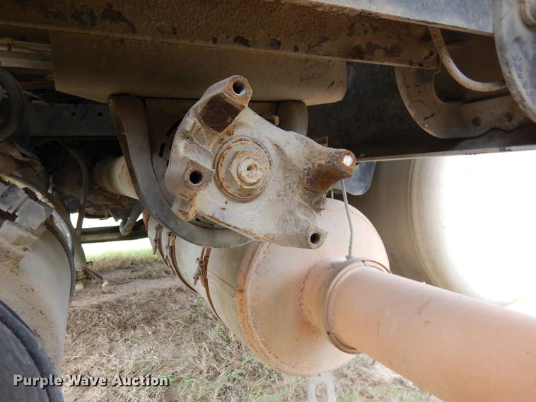 image for item DK9891 2010 Peterbilt 384 semi truck