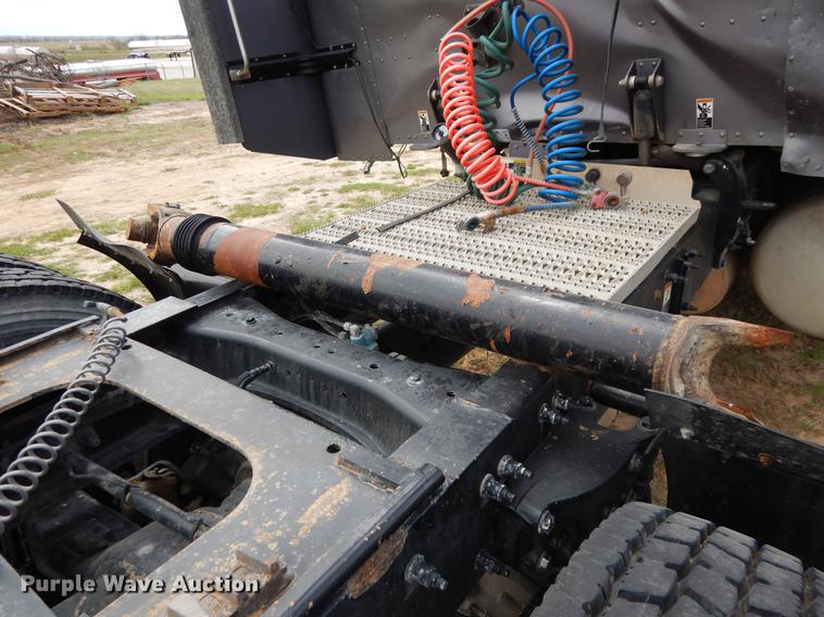 image for item DK9891 2010 Peterbilt 384 semi truck