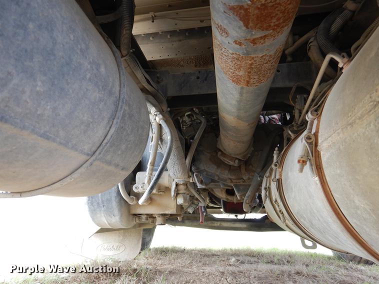 image for item DK9891 2010 Peterbilt 384 semi truck