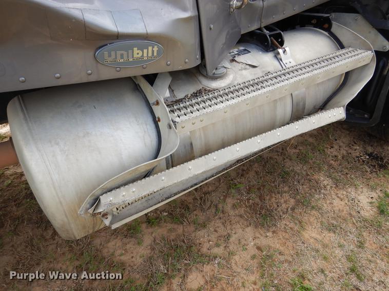 image for item DK9891 2010 Peterbilt 384 semi truck